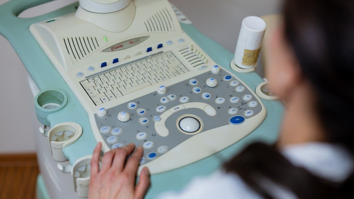 Consolă ecocardiograf Esaote MyLab în timpul investigației